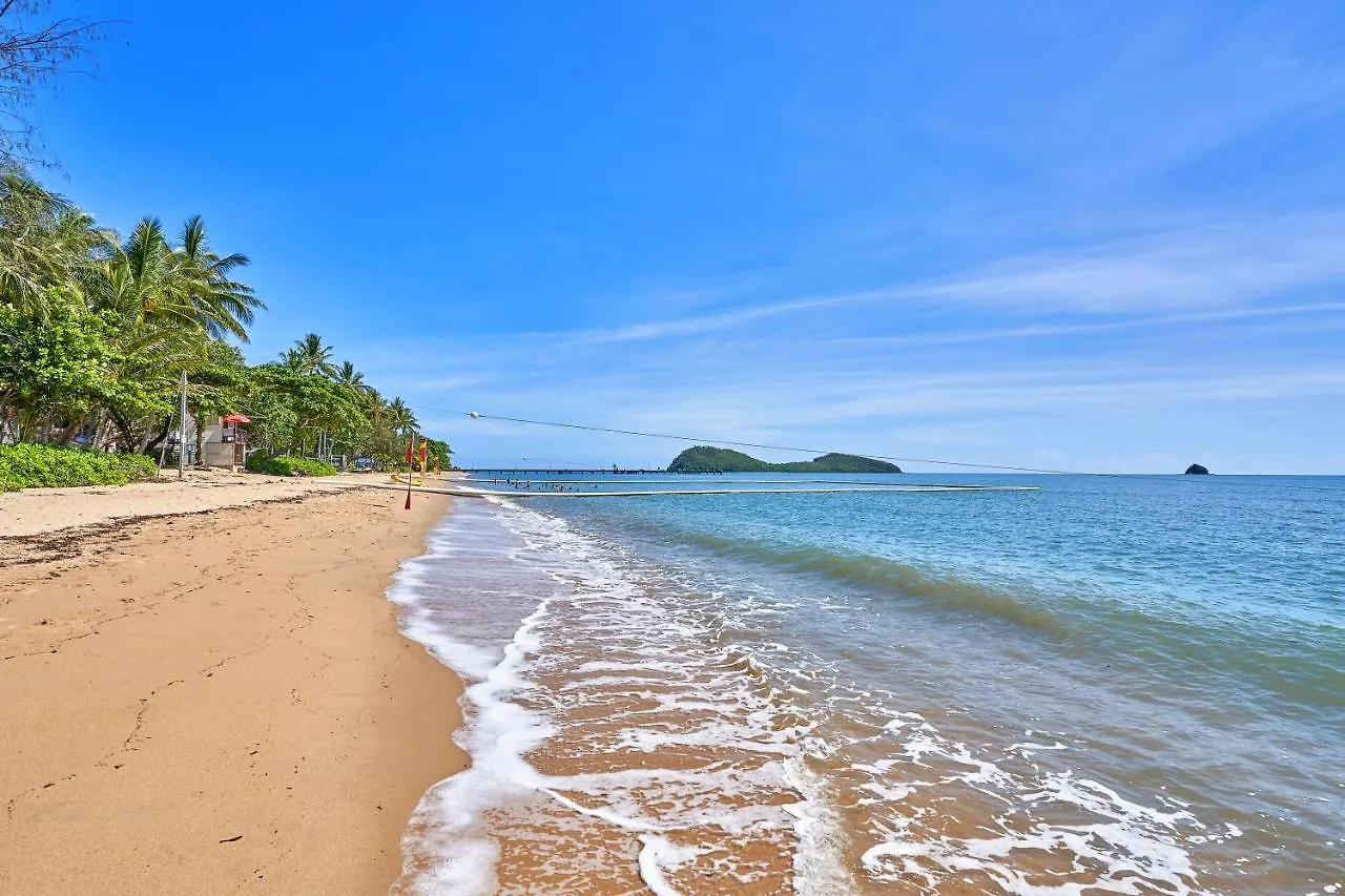Oceanfront Penthouse Apartment Beach Club Palm Cove Australie